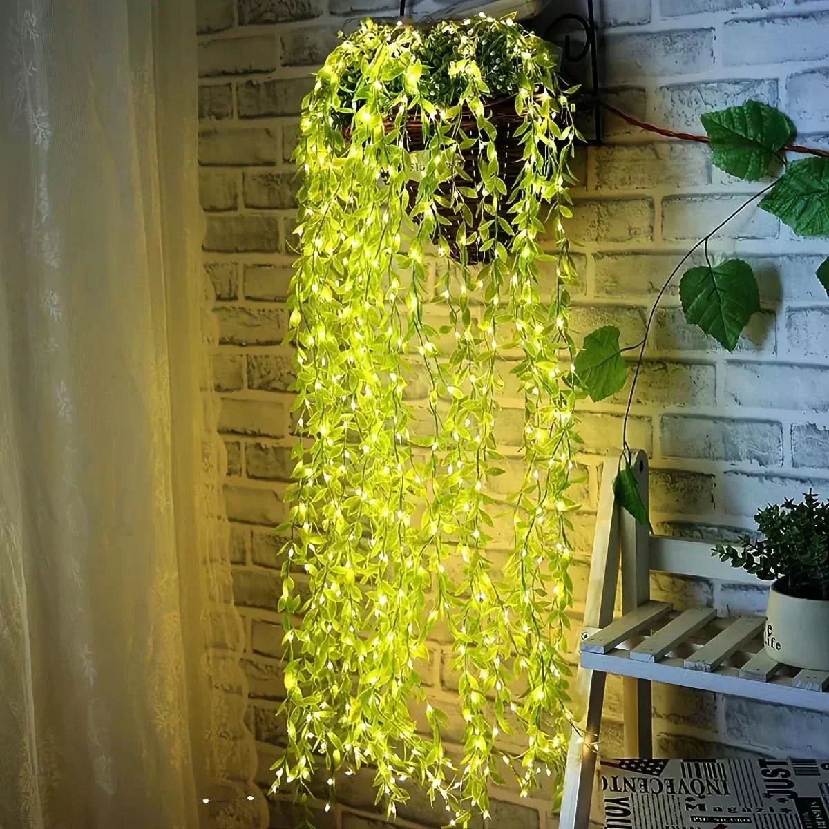 Cortina de Luzes Natalinas com Folhas – Encanto e Magia em Cada Detalhe