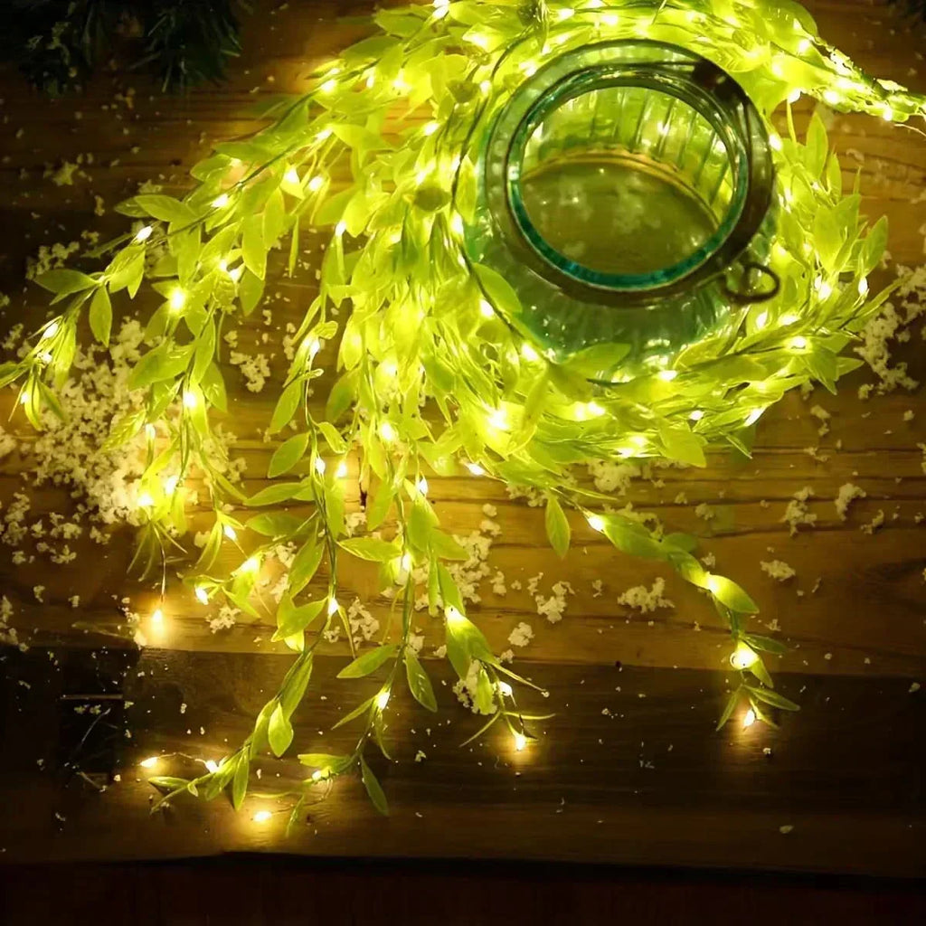 Cortina de Luzes Natalinas com Folhas – Encanto e Magia em Cada Detalhe