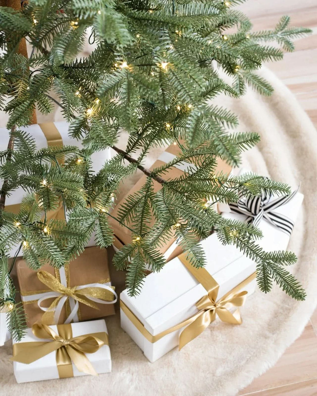 Árvore de Natal Slim Alpine com Galhos Articulados, Suporte Metálico e Micro LEDs Embutidos