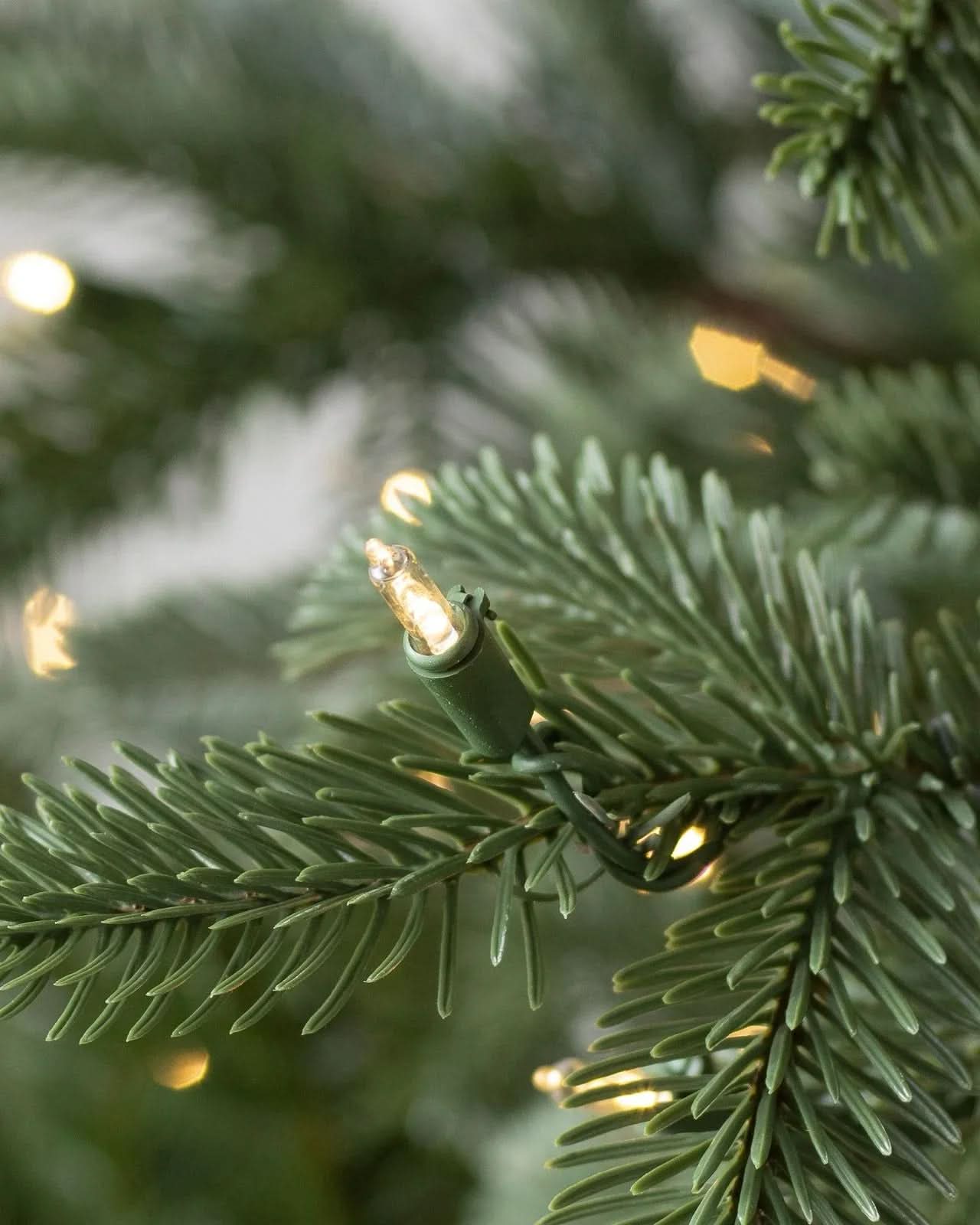 Árvore de Natal European Fir com Galhos Articulados, Suporte Metálico e Micro LEDs Embutidos