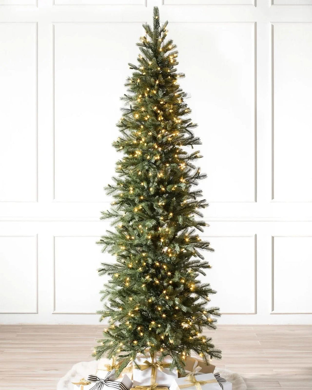Árvore de Natal Cathedral Fir Slim com Galhos Articulados, Suporte Metálico e Micro LEDs Embutidos