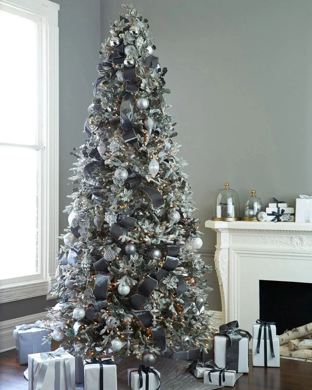 Árvore de Natal Nevada Frosted Fraser com Galhos Articulados, Suporte Metálico e Micro LEDs Embutidos
